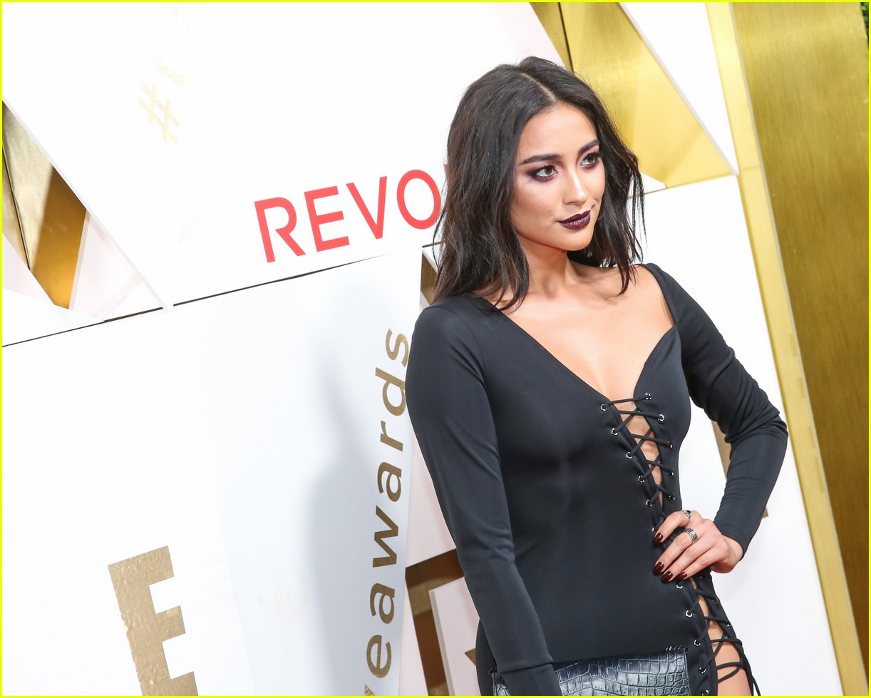 hailey baldwin and shay mitchell are beauties in black at revolve awards 2017 023981875