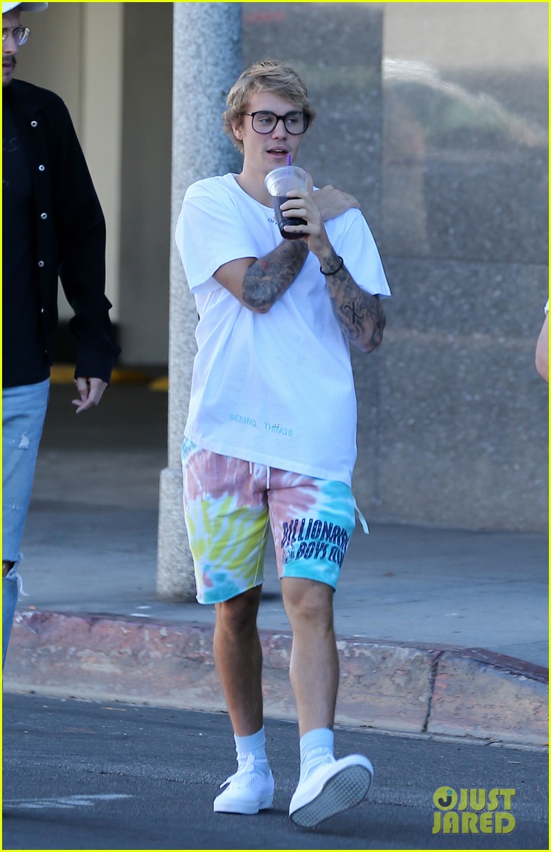 justin bieber shows off arm tattoos while grabbing coffee in la 02