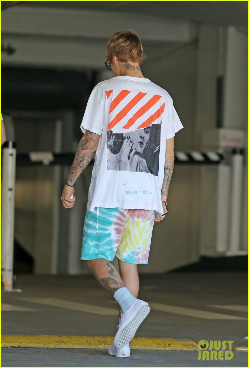 justin bieber shows off arm tattoos while grabbing coffee in la 03