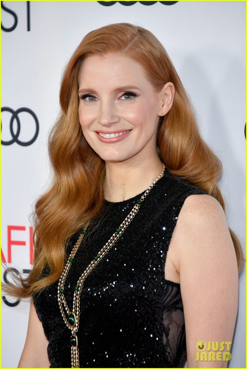 jessica chastain bares some leg at mollys game screening 02