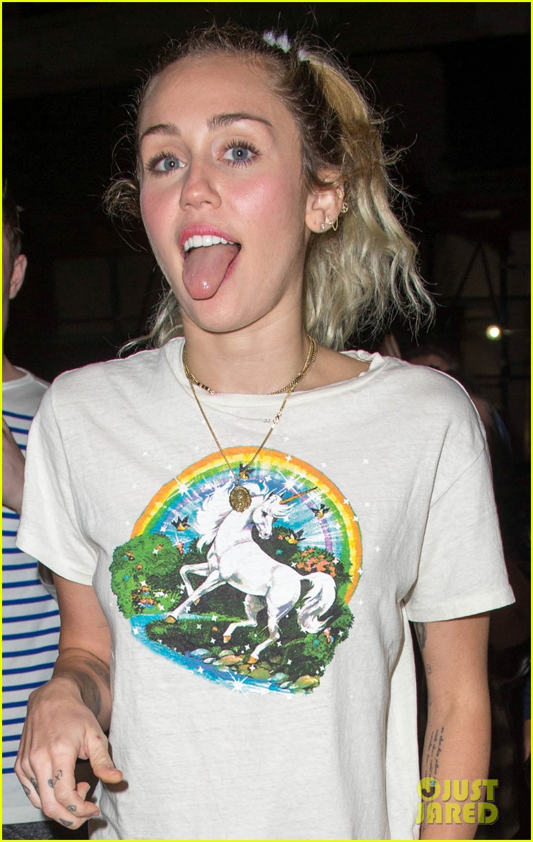 miley cyrus rocks unicorn t shirt and sweats for snl rehearsals 093982145