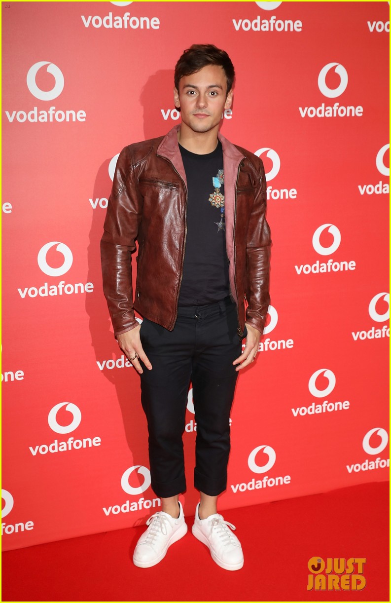 tom daley and dustin lance black couple up for vodafone event after halloween party 02