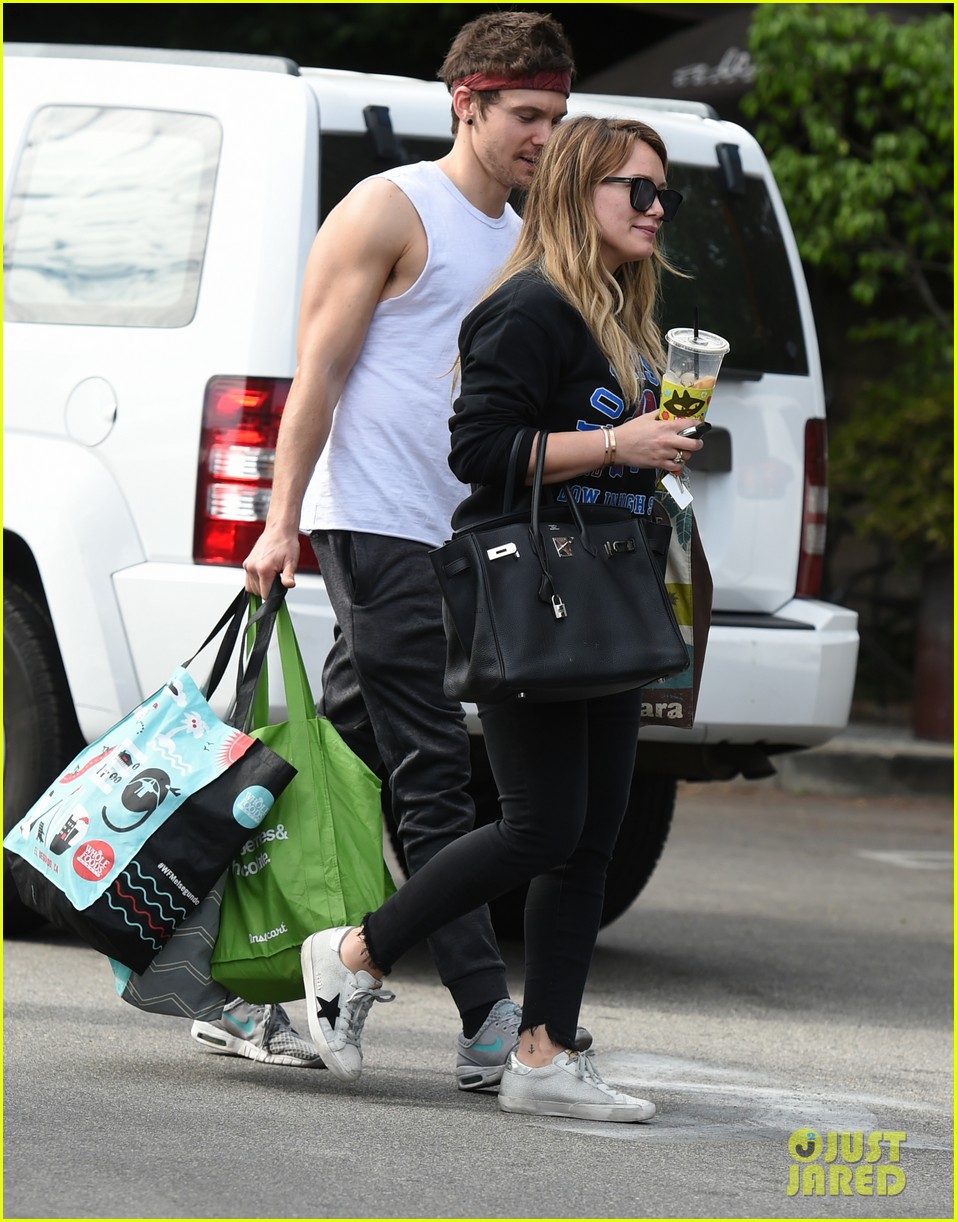hilary duff does her grocery shopping with beau matthew koma 013985814