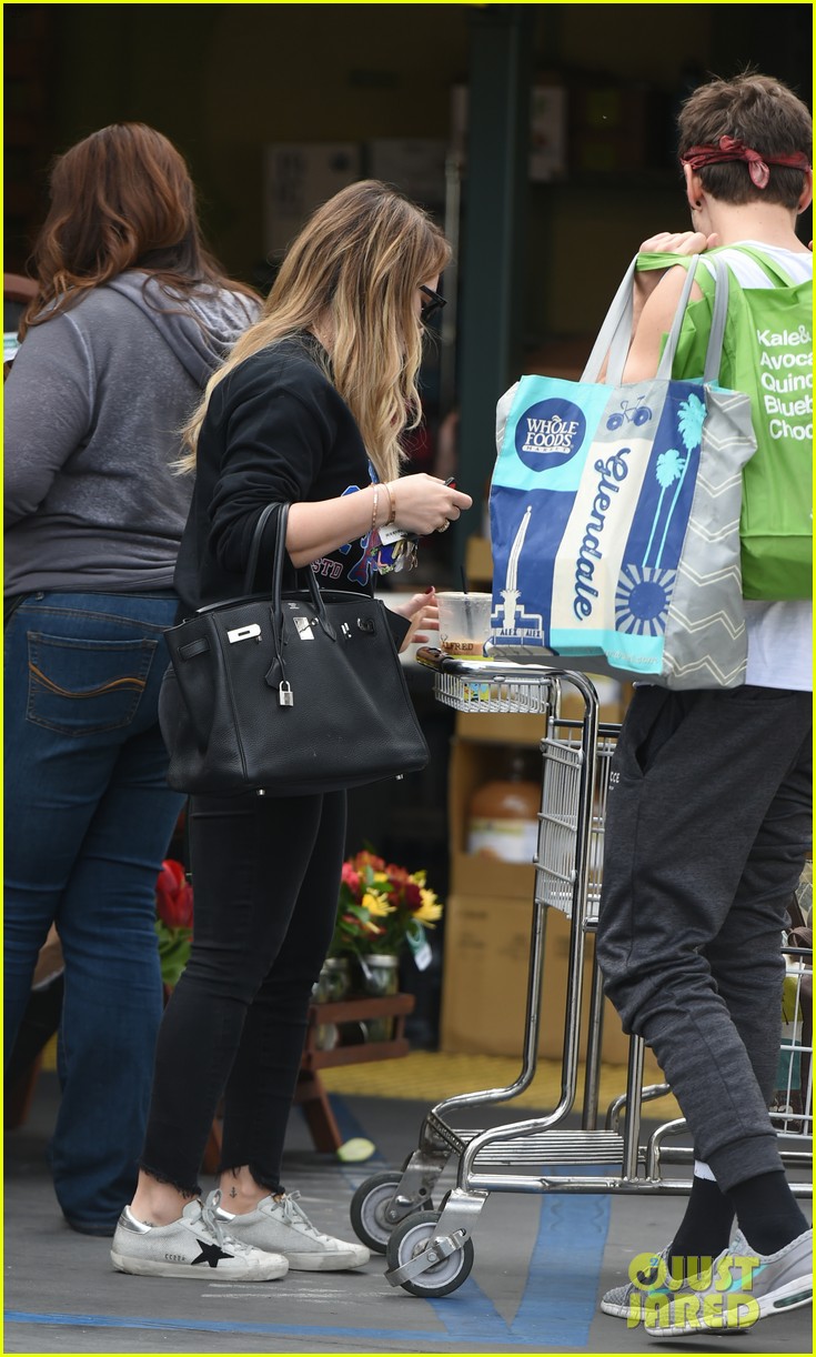 hilary duff does her grocery shopping with beau matthew koma 113985824