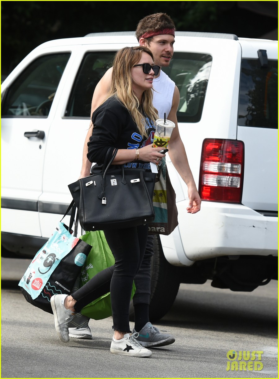 hilary duff does her grocery shopping with beau matthew koma 153985828