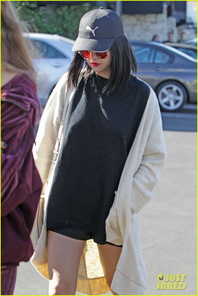 selena gomez takes break from amas rehearsal for lunch 033989567