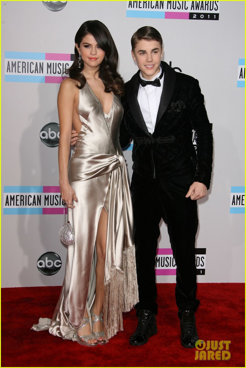 AMAs Flashback Selena Gomez & Justin Bieber's Last Red Carpet(02)