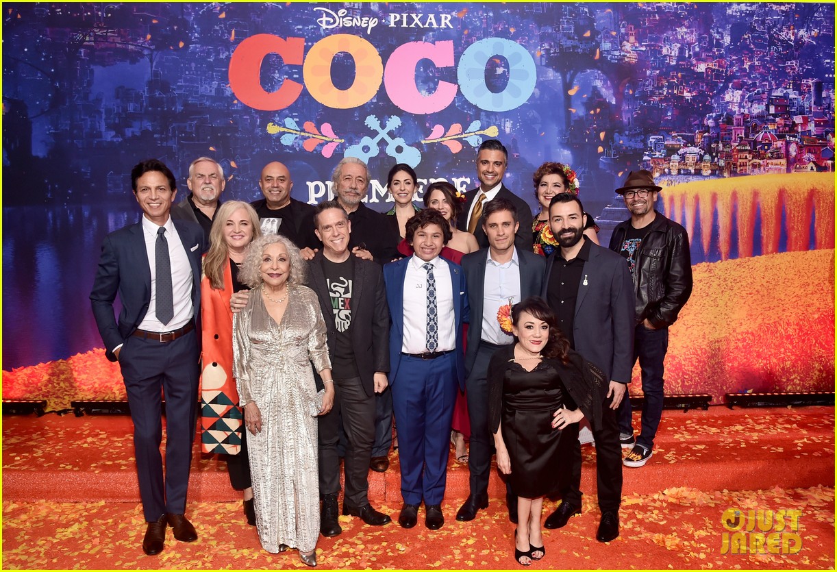 jonathan groff idina menzel join coco cast at marigold carpet premiere 02