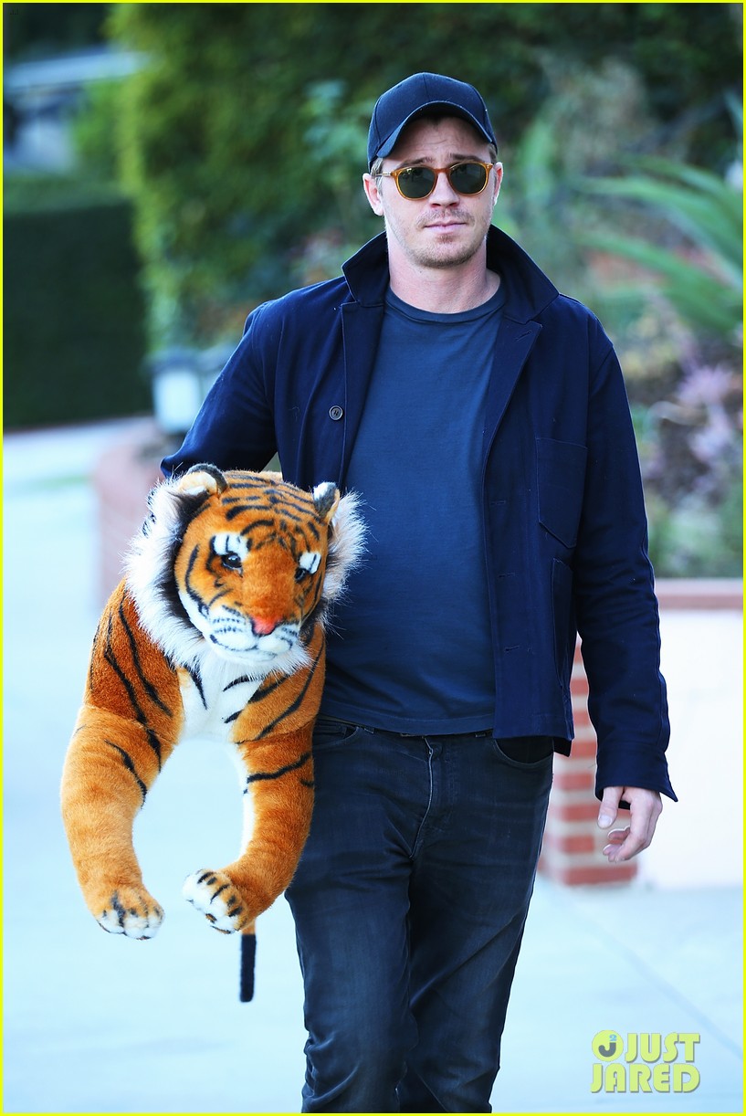 garrett hedlund carries giant stuffed tiger around the neighborhood 093991705