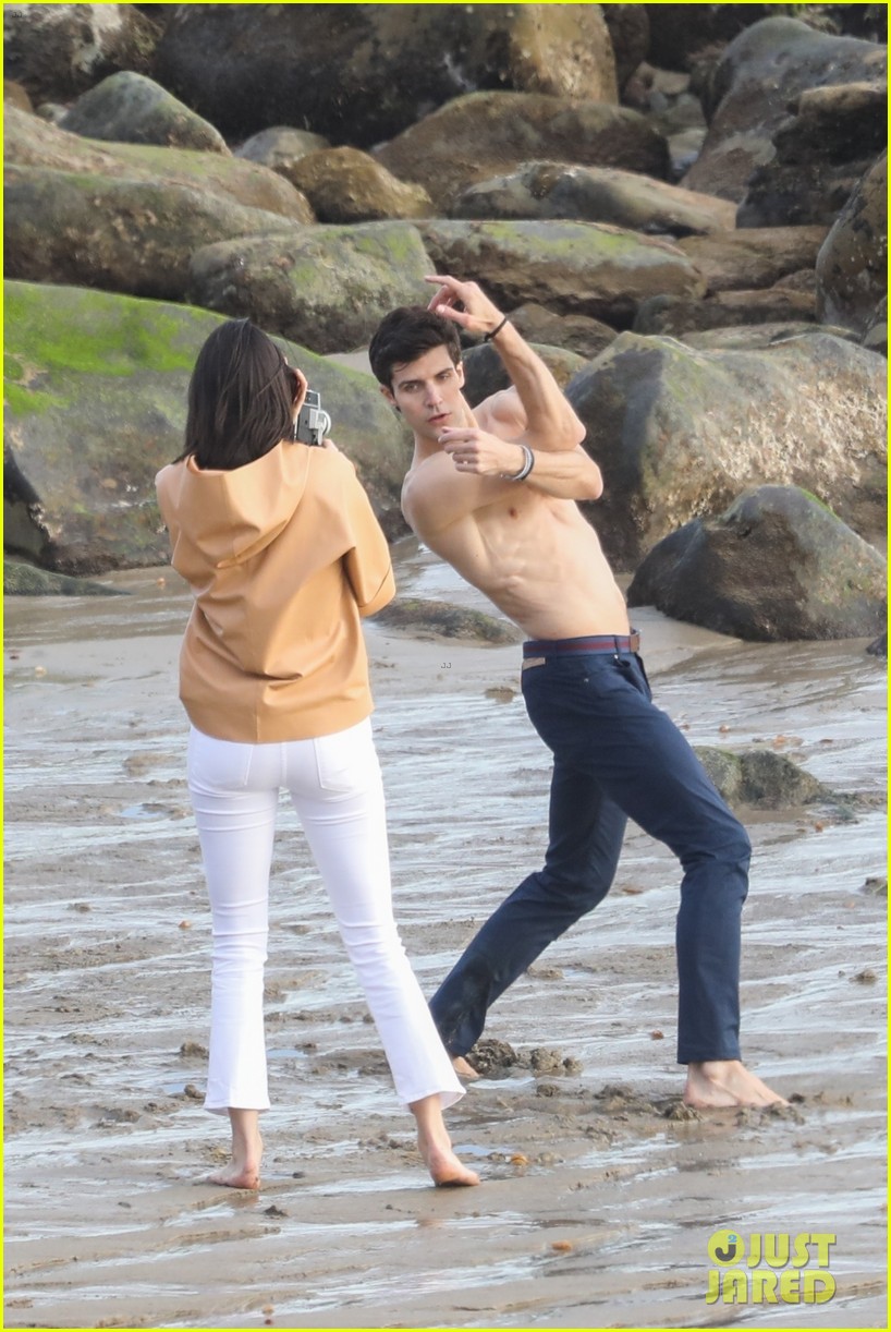 kendall jenner joins hot shirtless guy for beach photo shoot 33