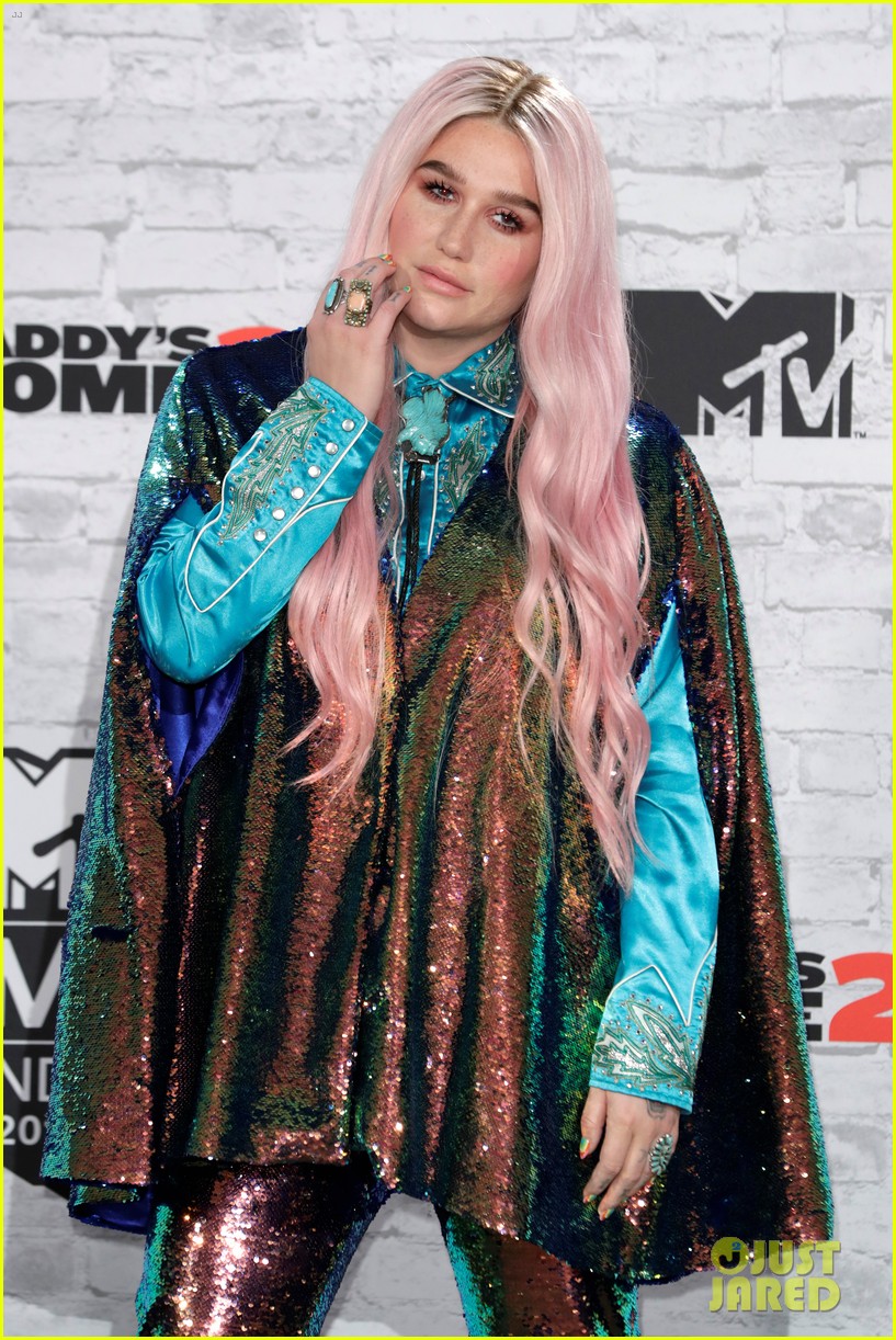 kesha performs learn to let go at mtv emas 2017 043986506