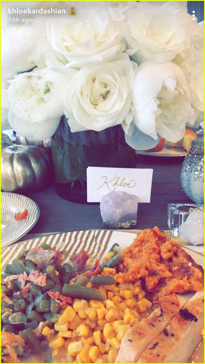 Pregnant Khloe Kardashian Made an Incredible Thanksgiving Meal for
