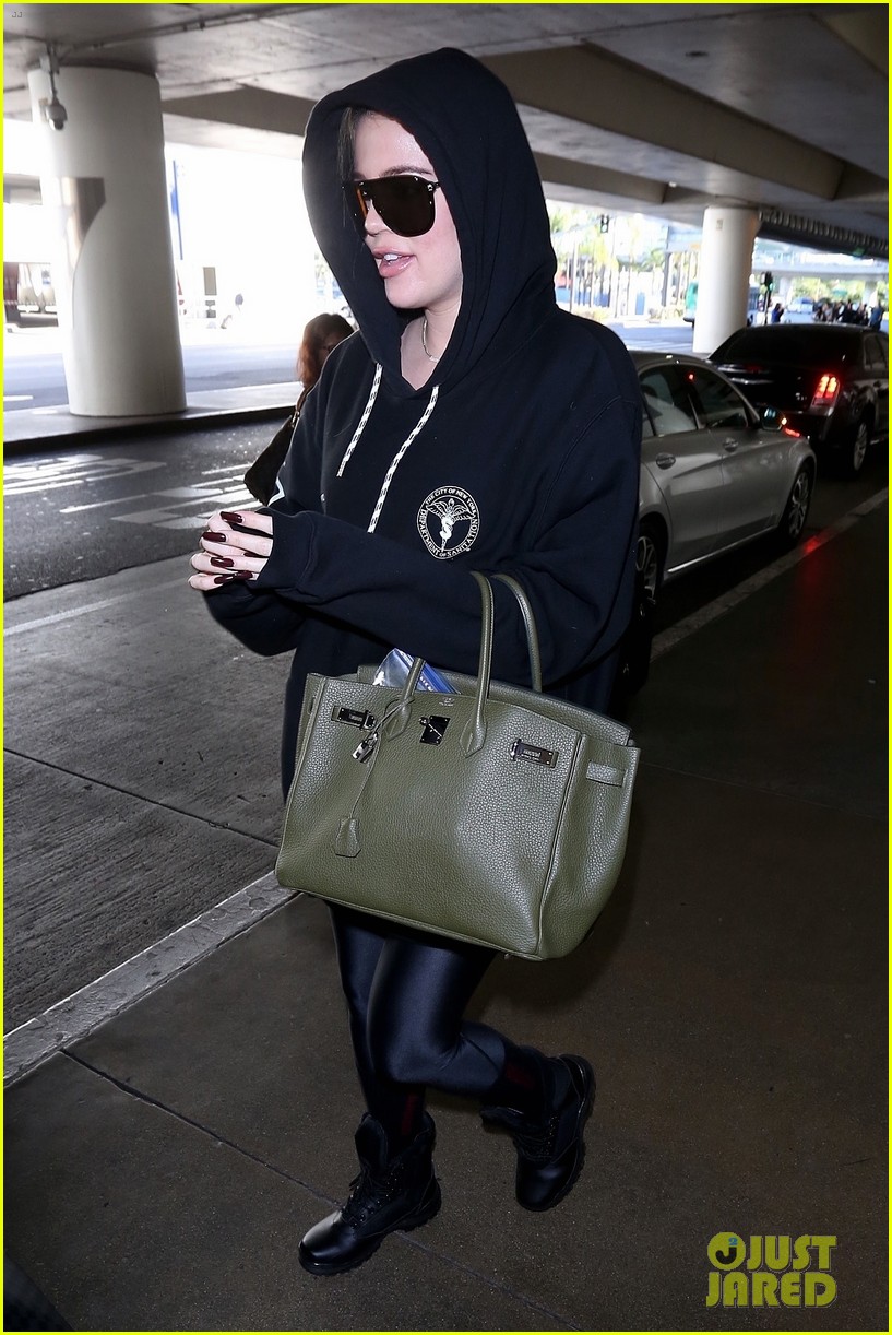 khloe kardashian covers up in sweats at the airport 203993555