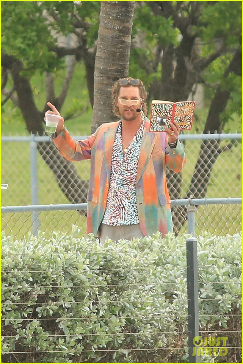 matthew mcconaughey turns into a beach cum for upcoming movie 033982291