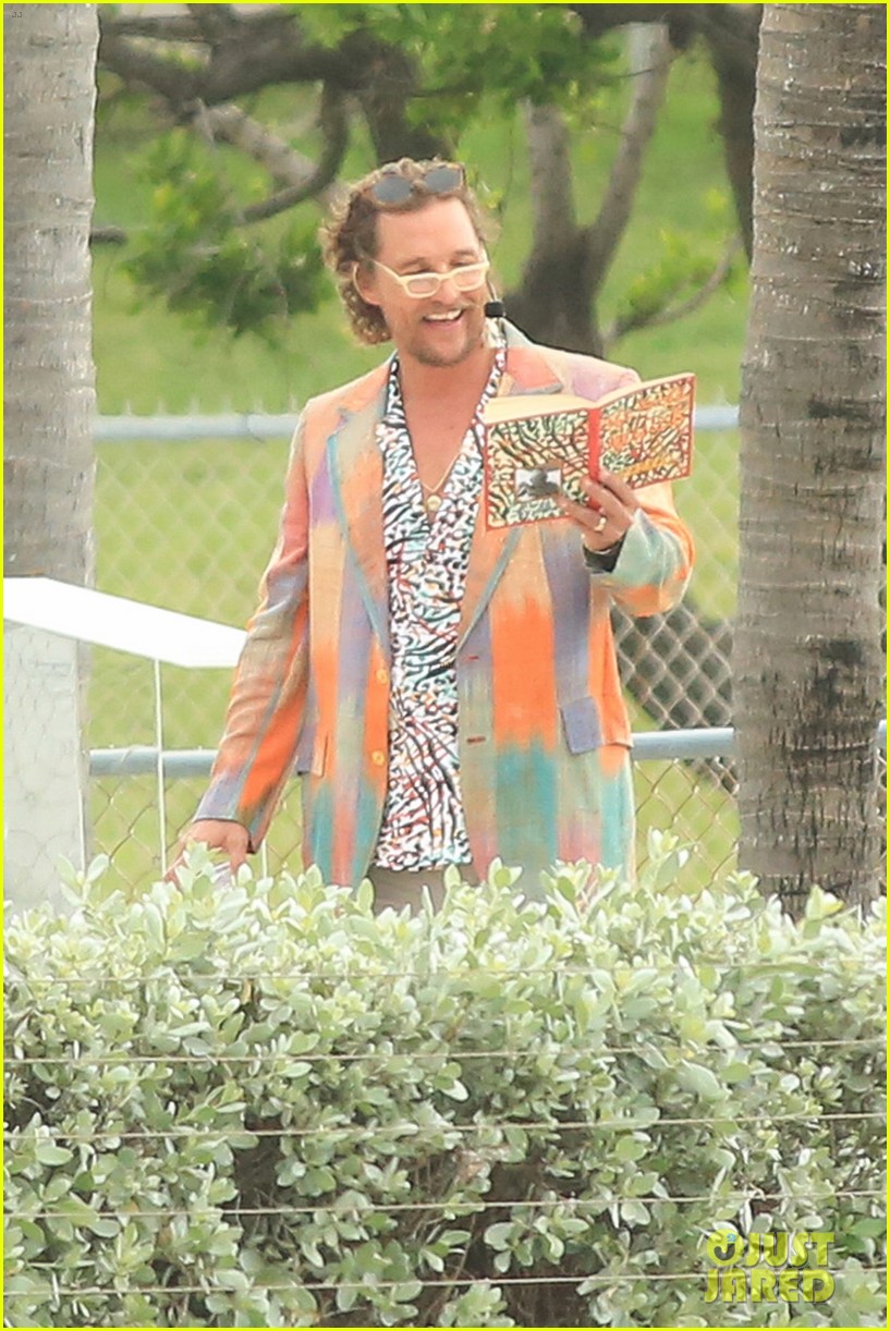 matthew mcconaughey turns into a beach cum for upcoming movie 05