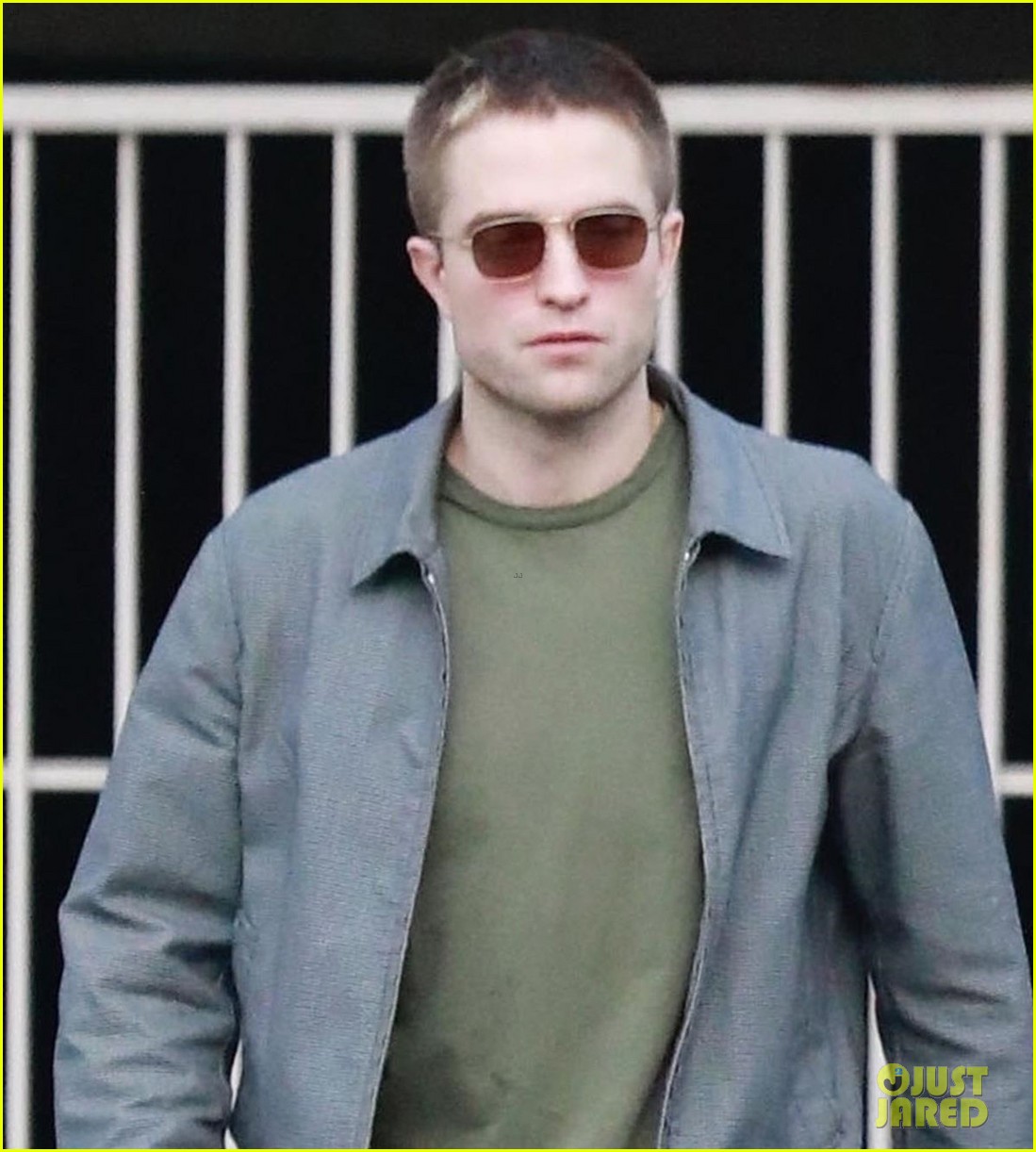 robert pattinson keeps it casual while out to lunch with friends 04