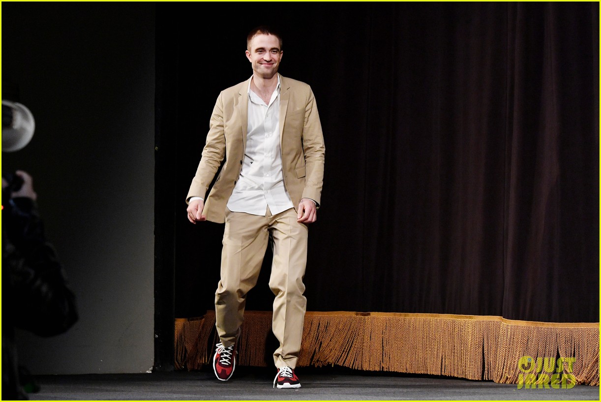 robert pattinson wears sneakers with his suit to accept award 013982161