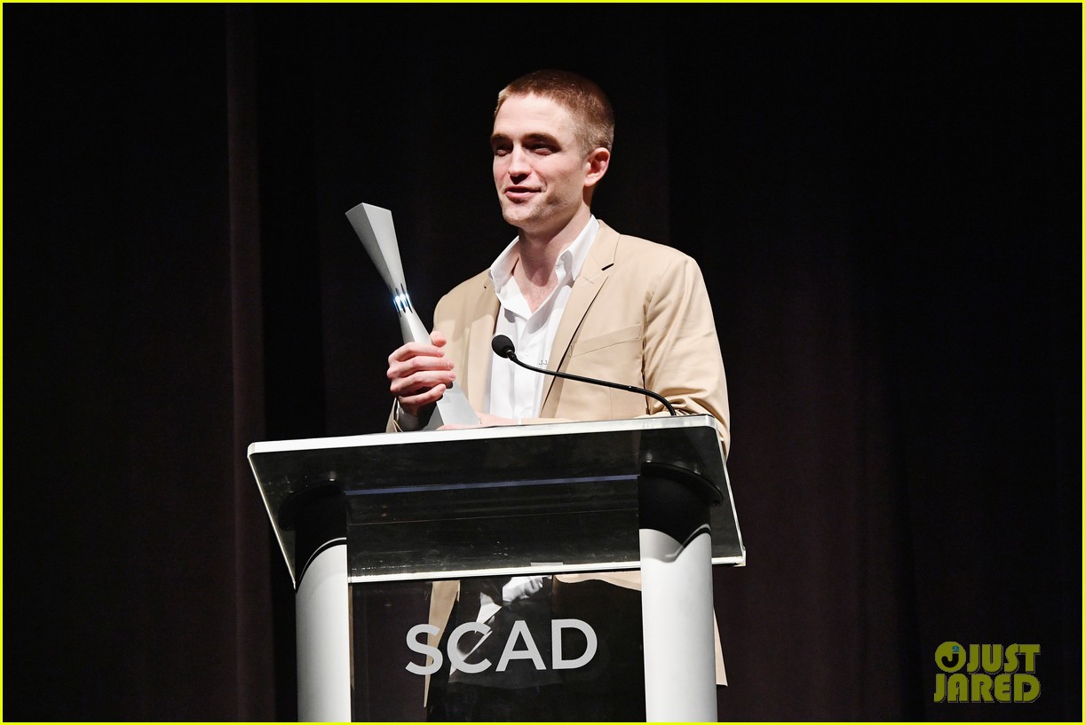 robert pattinson wears sneakers with his suit to accept award 083982168