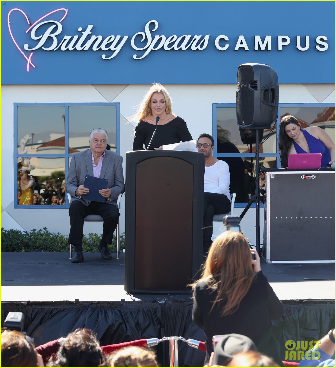 britney spears opens childrens cancer foundation campus in vegas 033982344