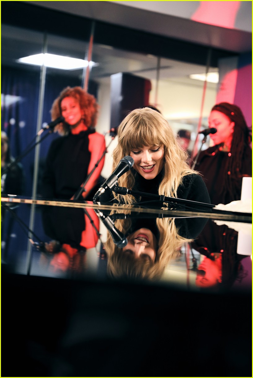 taylor swift performs new version of call it what you want at siriusxm 013985636