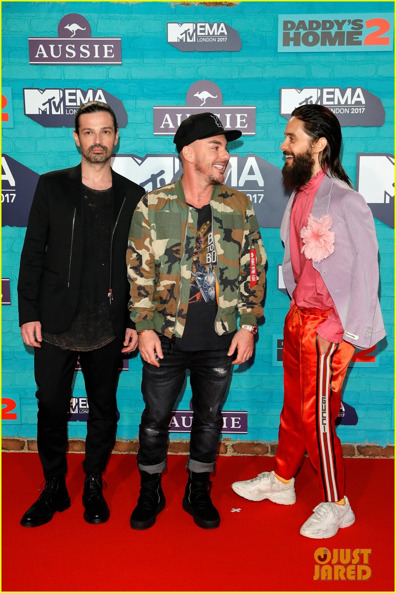 thirty seconds to mars are jokesters on red carpet at mtv emas 013986430