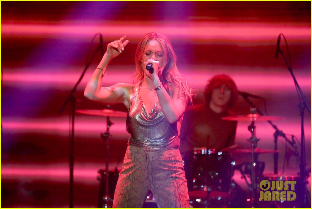 tove lo performs disco tits live on the tonight show 013987899