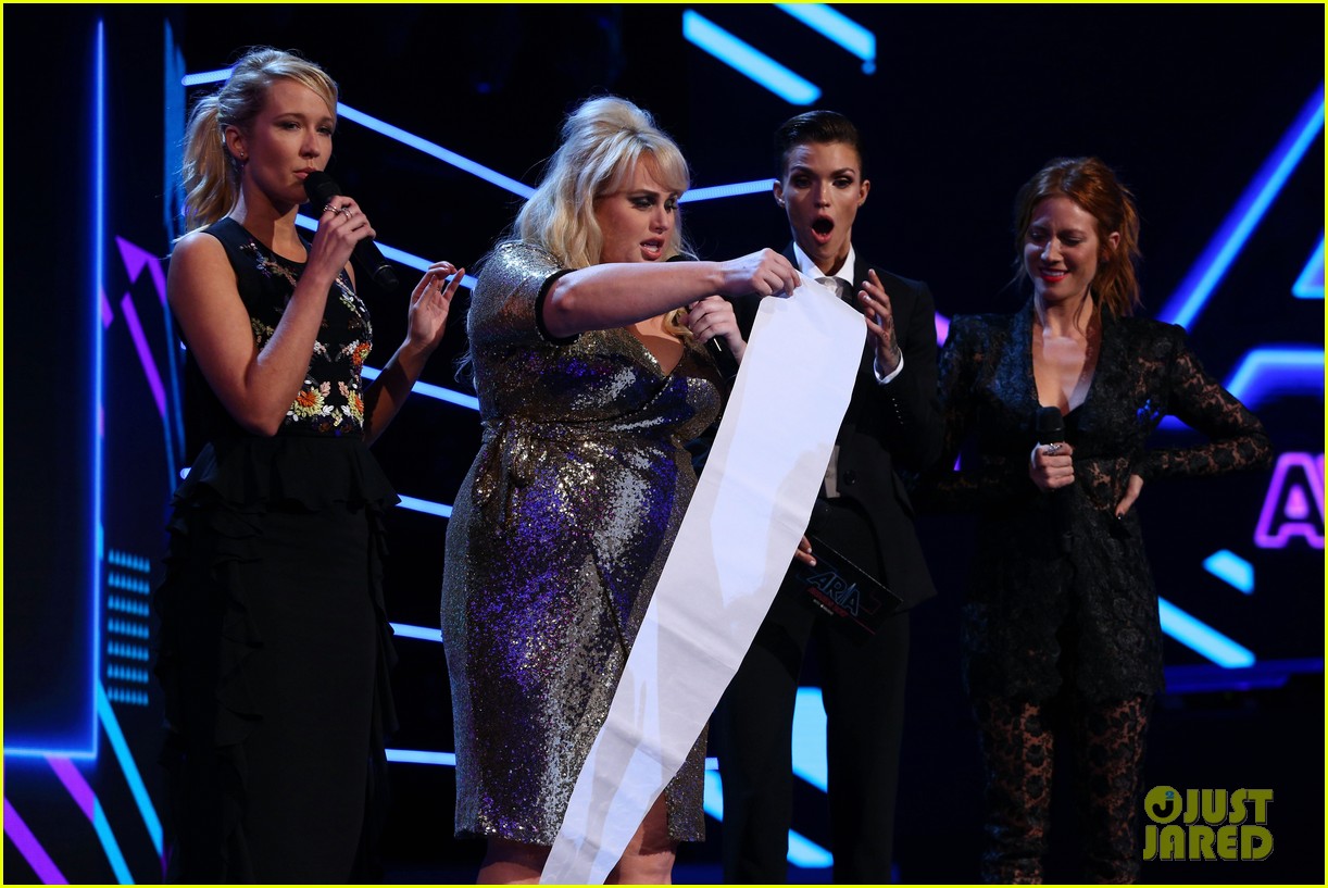 rebel wilson pitch perfect 3 co stars help honor harry styles at aria awards 133993345