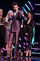 rebel wilson pitch perfect 3 co stars help honor harry styles at aria awards 03