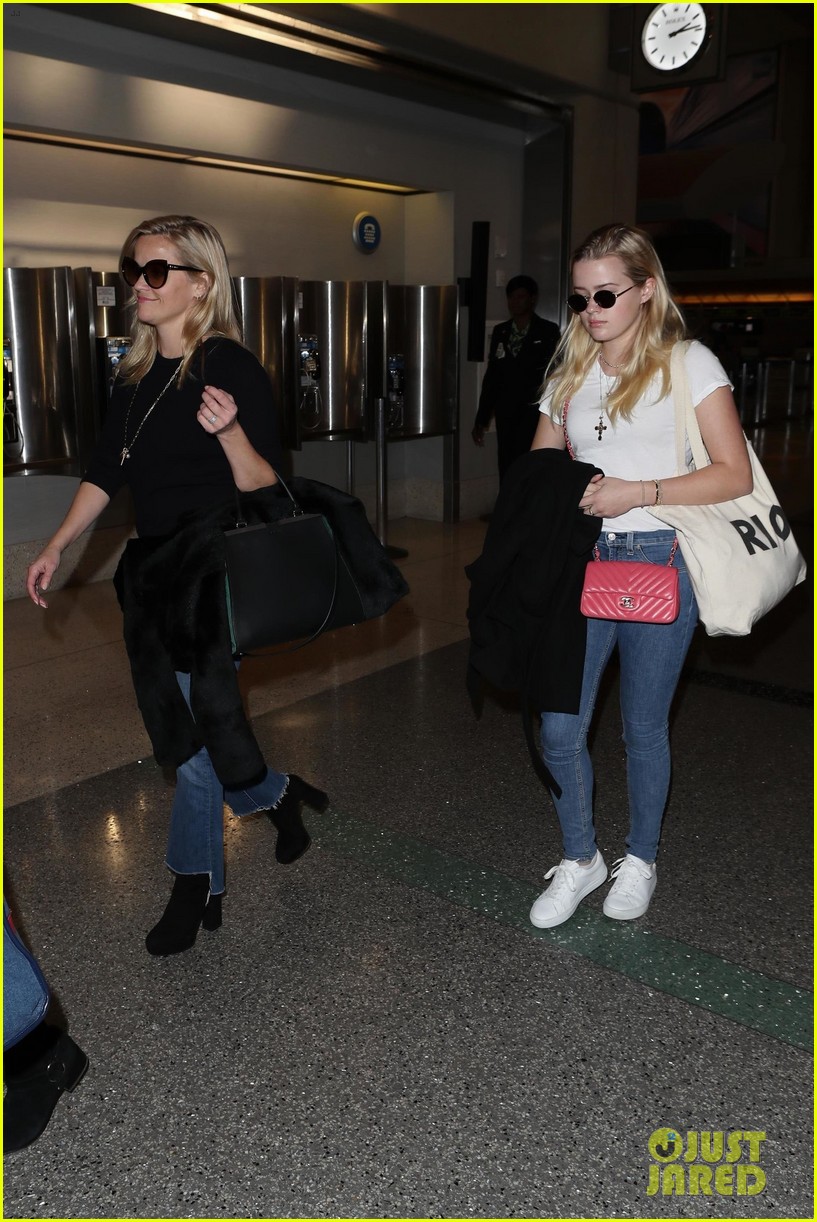 reese witherspoon family travel to paris for thanksgiving 053991592