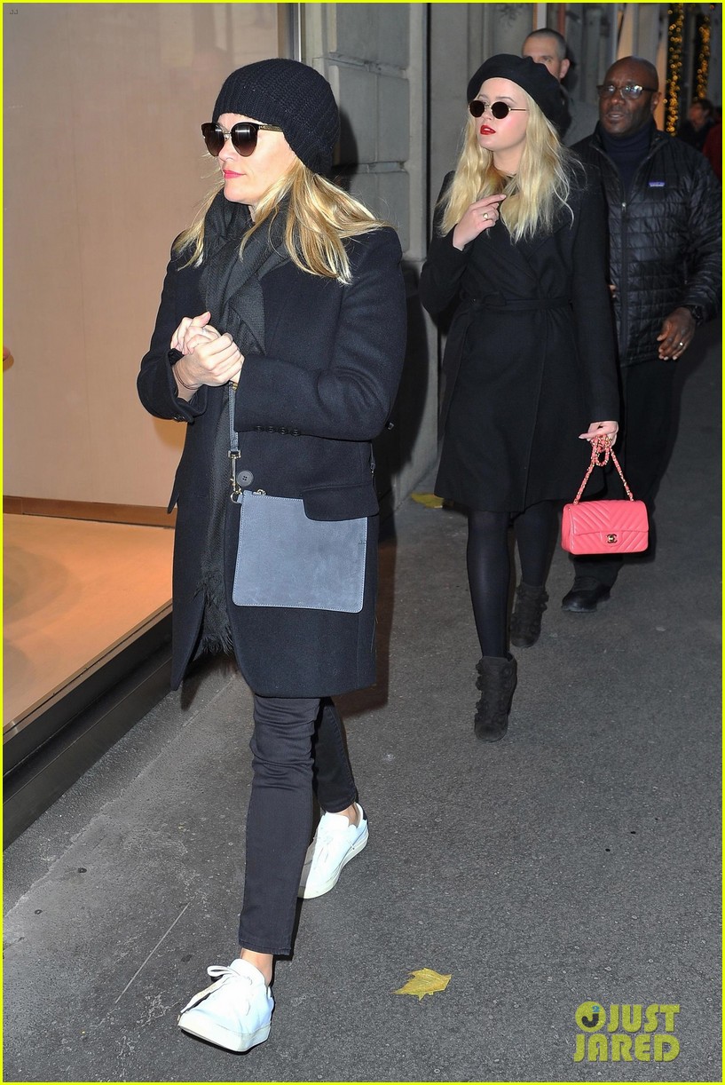 reese witherspoon and ava phillippe are twinning during paris shopping trip 053991782