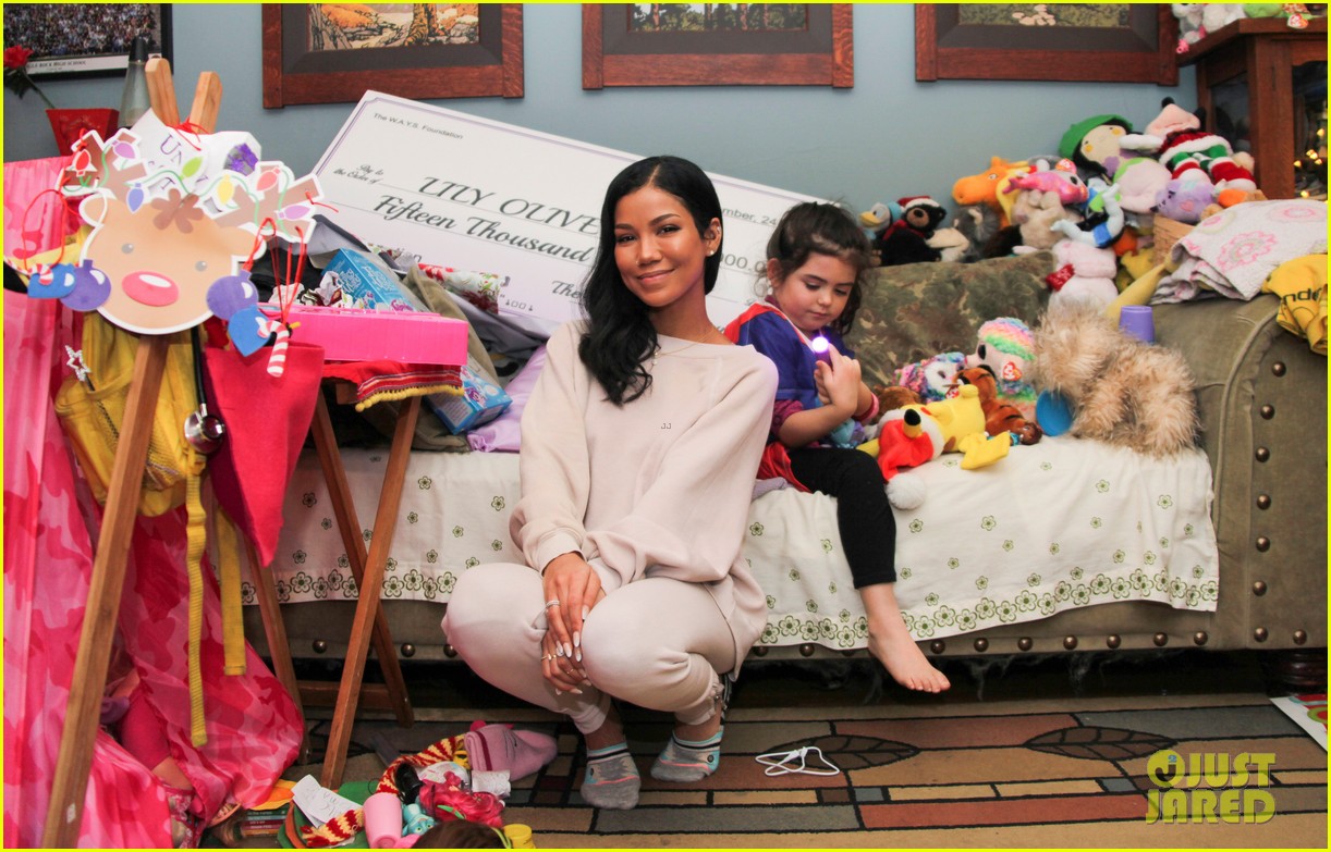 jhene aiko donates 15000 to 5 year old girl battling cancer 01