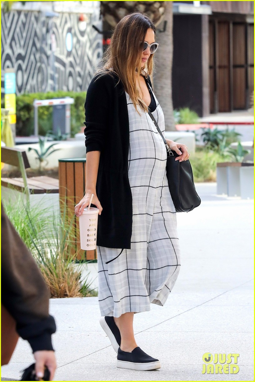 jessica albas husband says shes so beautiful when shes pregnant 033997581