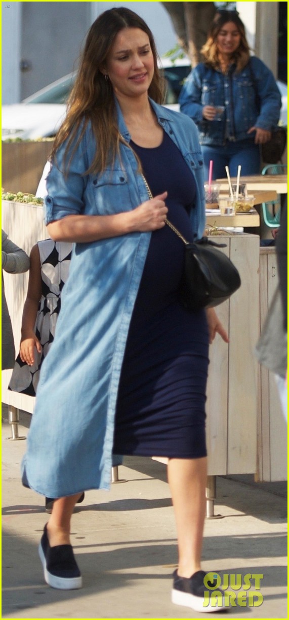 Jessica Alba Shows Off Her Major Baby Bump at Lunch! Photo 4002238