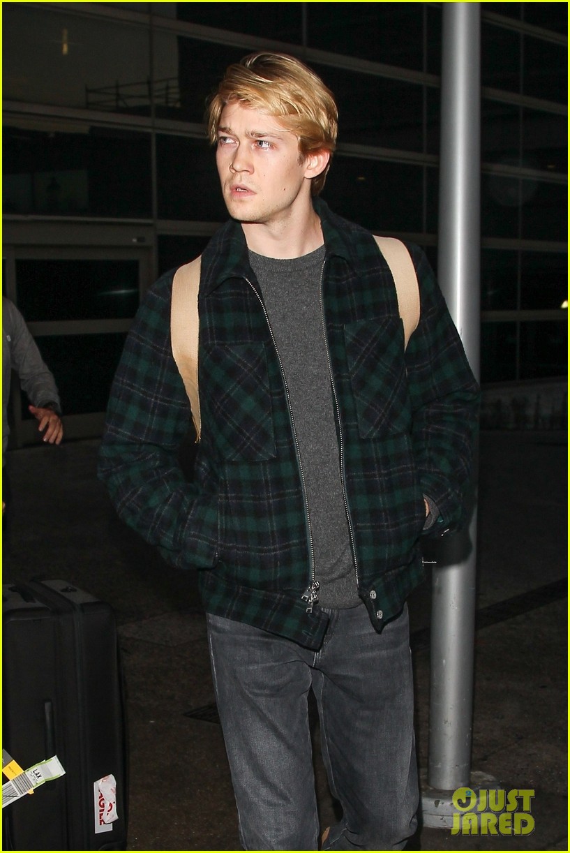 joe alwyn lands in los angeles in time for new years day 044005460