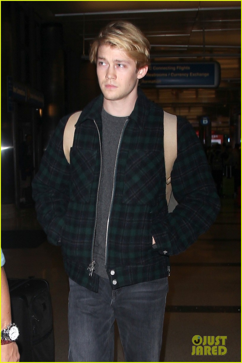joe alwyn lands in los angeles in time for new years day 214005477