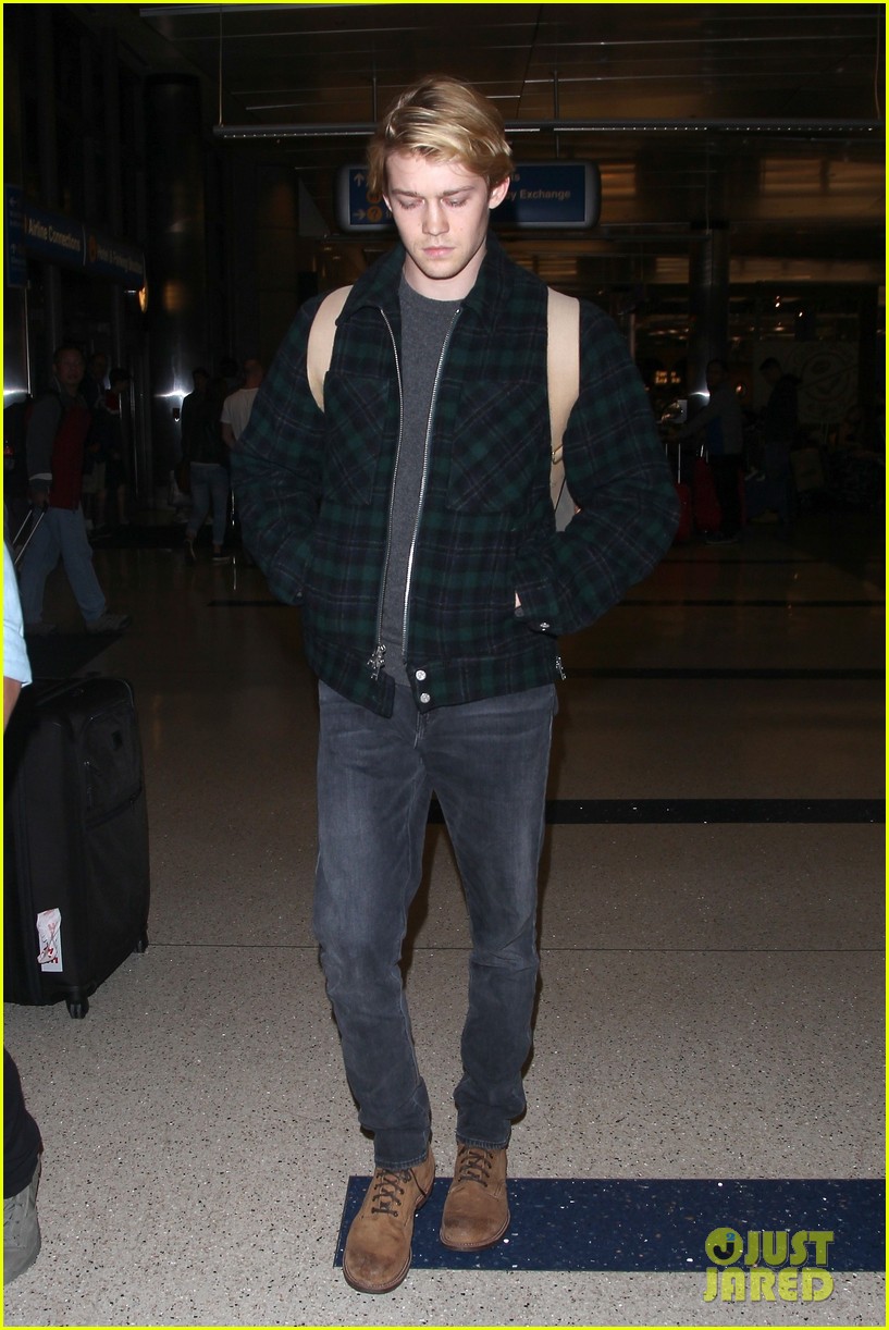 joe alwyn lands in los angeles in time for new years day 224005478