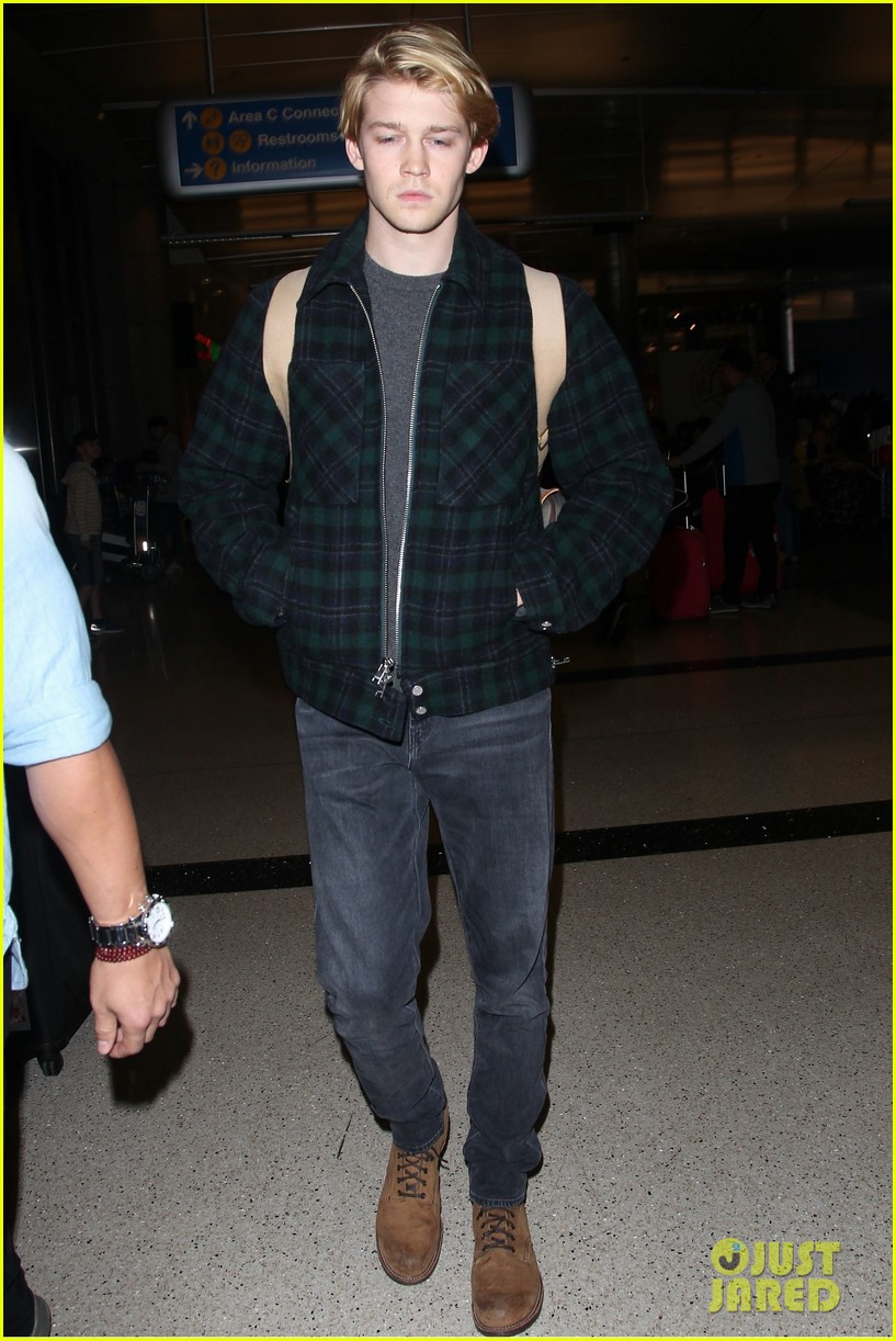 joe alwyn lands in los angeles in time for new years day 28