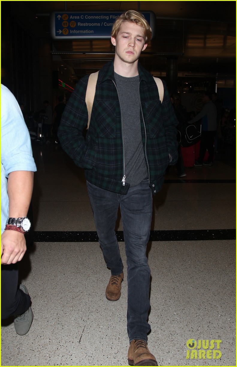 joe alwyn lands in los angeles in time for new years day 30