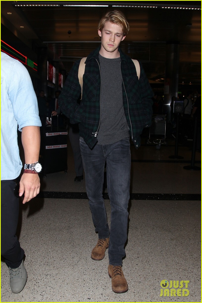 joe alwyn lands in los angeles in time for new years day 364005492