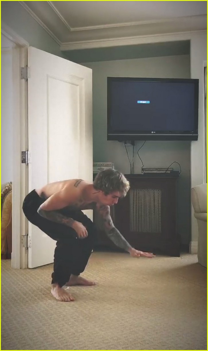 shirtless justin bieber takes on invisible box challenge watch now 044002039