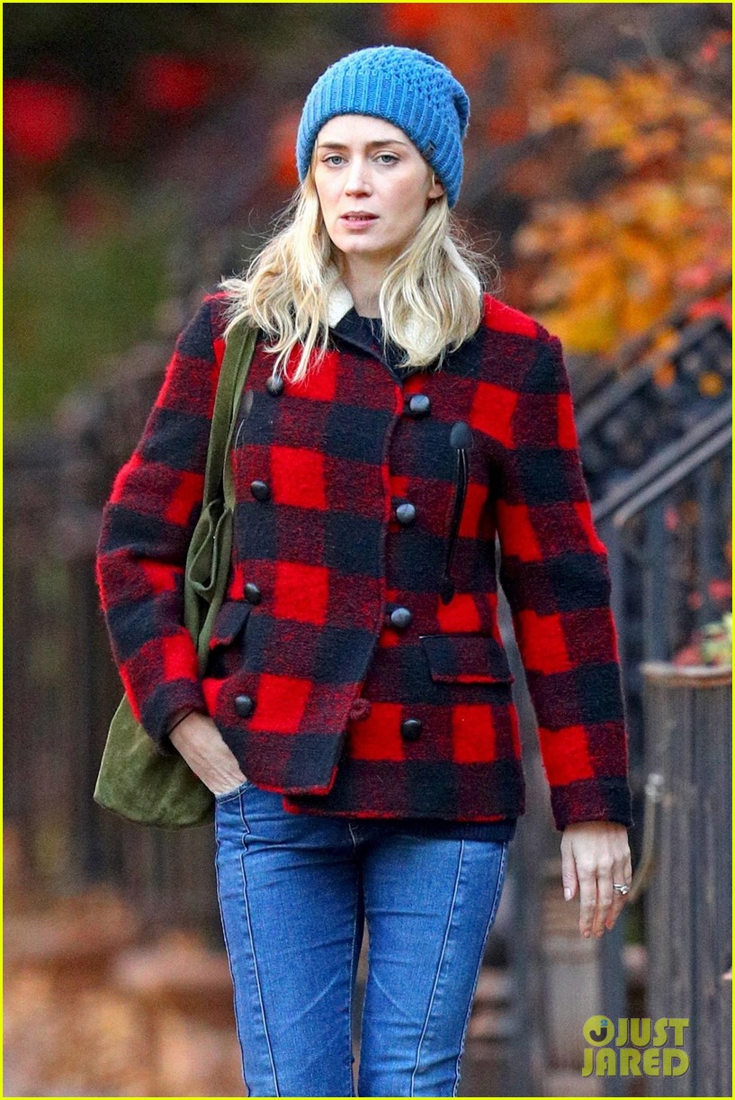emily blunt goes for an afternoon stroll around nyc 053995023