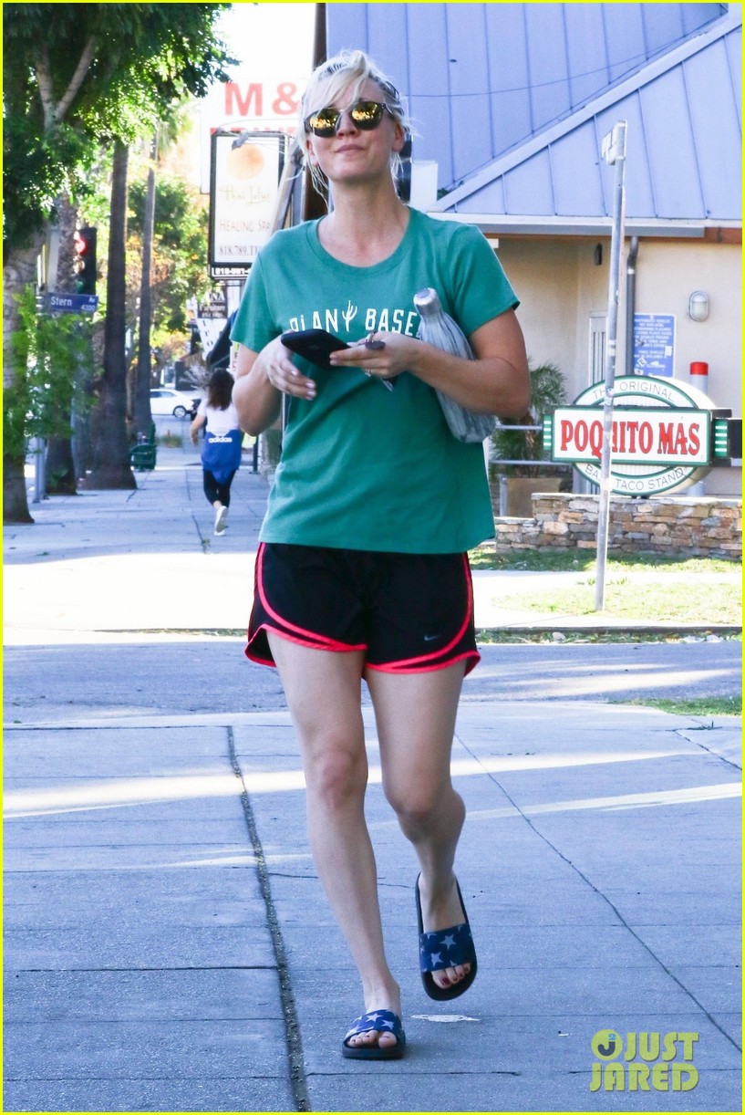newly engaged kaley cuoco heads to a morning yoga class 033999320