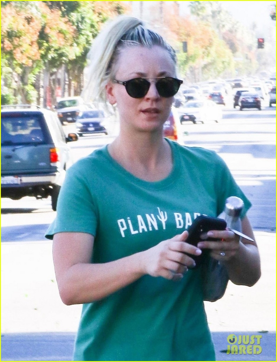 newly engaged kaley cuoco heads to a morning yoga class 043999321