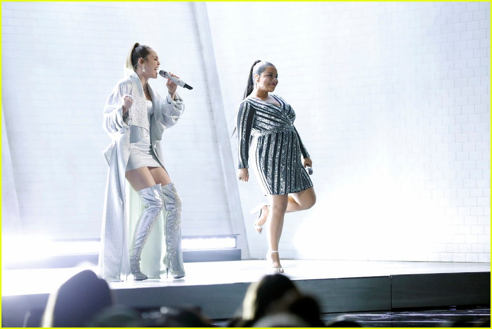 miley cyrus sings wrecking ball with brooke simpson the voice 01