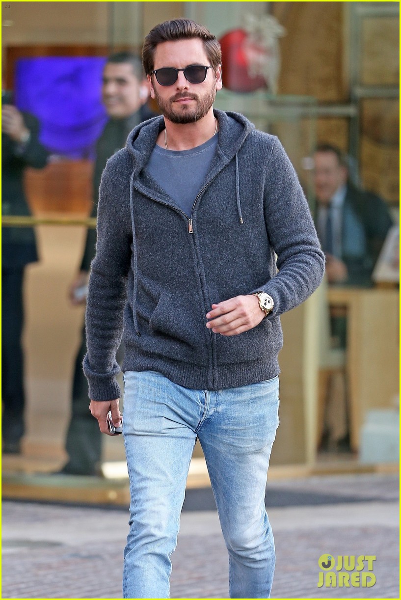 scott disick spends his afternoon shopping in calabasas 013994961