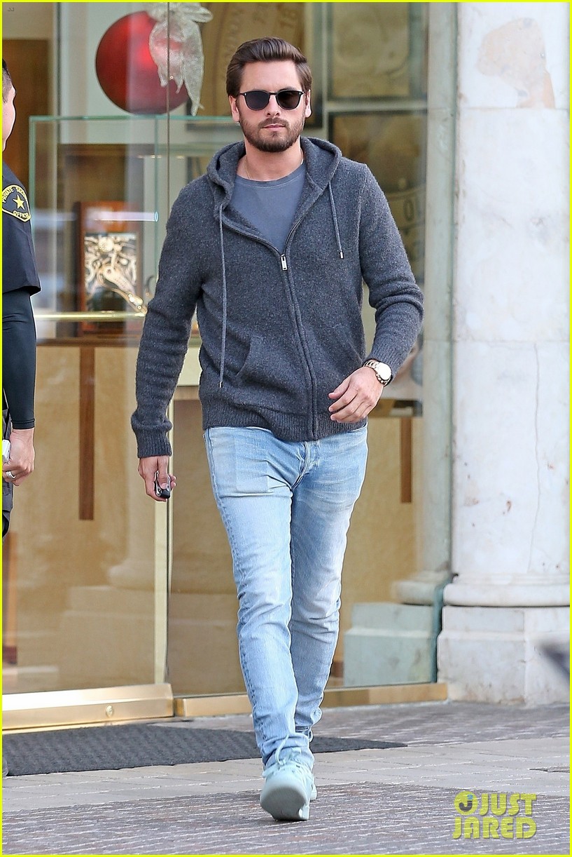 scott disick spends his afternoon shopping in calabasas 02
