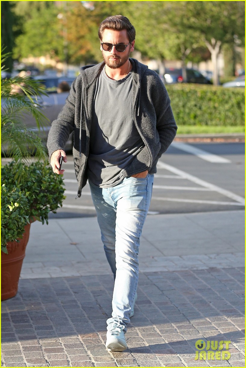 scott disick spends his afternoon shopping in calabasas 053994965