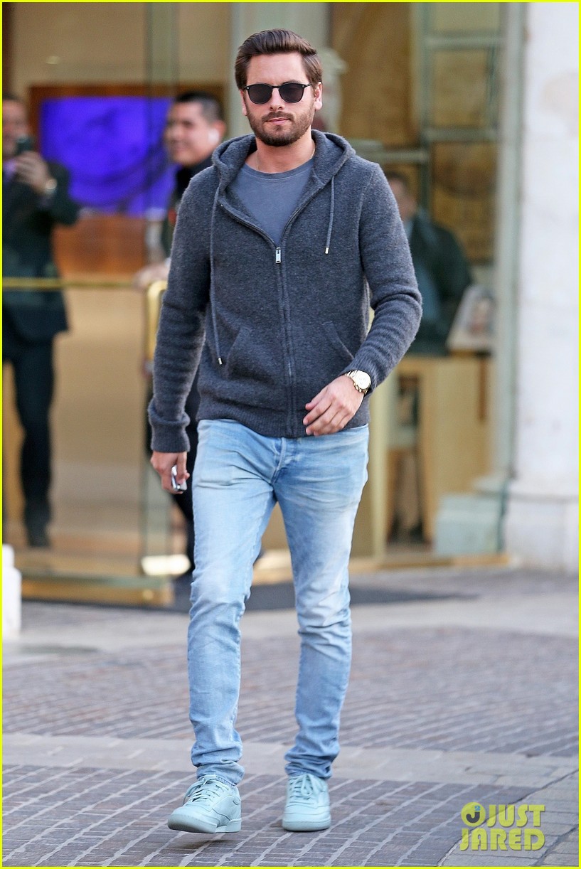 scott disick spends his afternoon shopping in calabasas 113994971