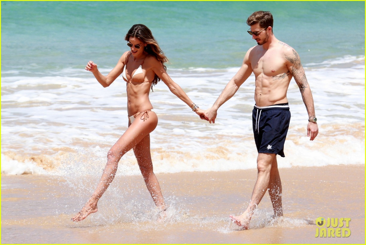 izabel goulart kevin trapp flaunt pda their hot bodies in brazil 194004607