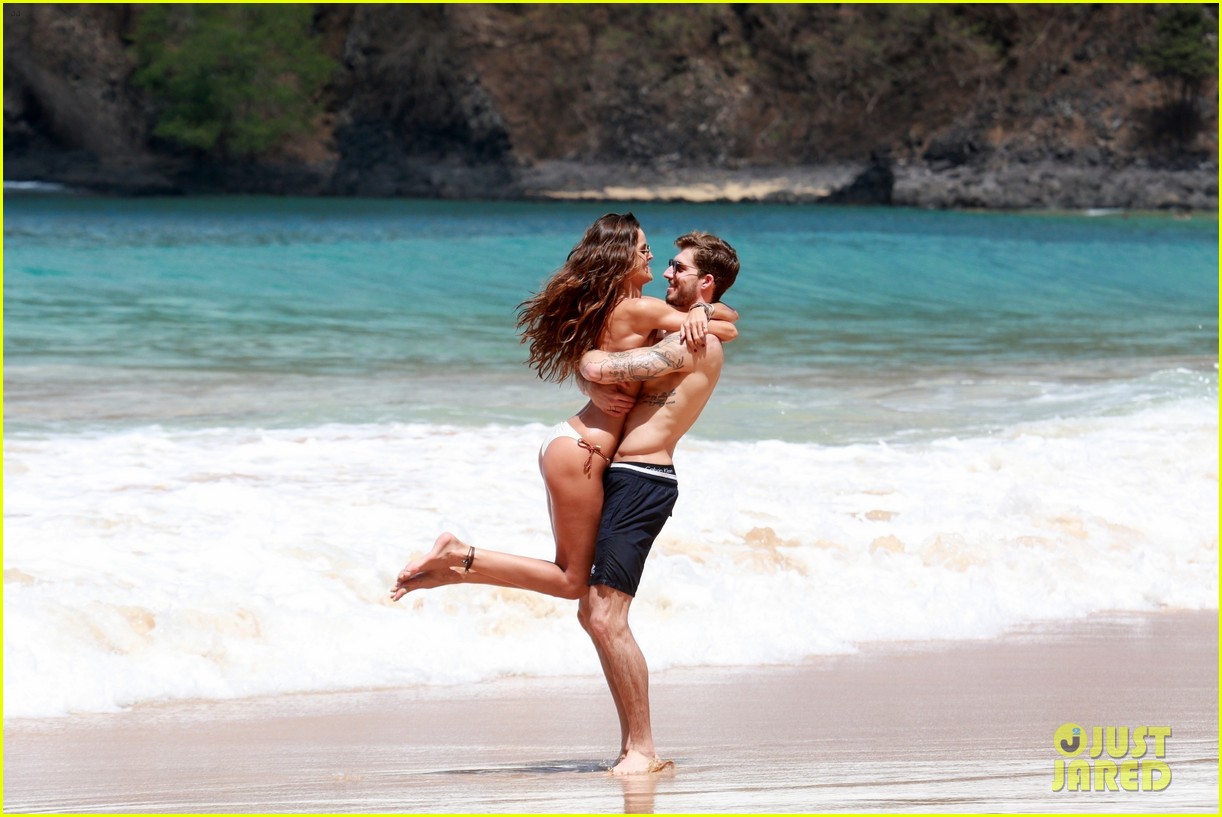 izabel goulart kevin trapp flaunt pda their hot bodies in brazil 534004641